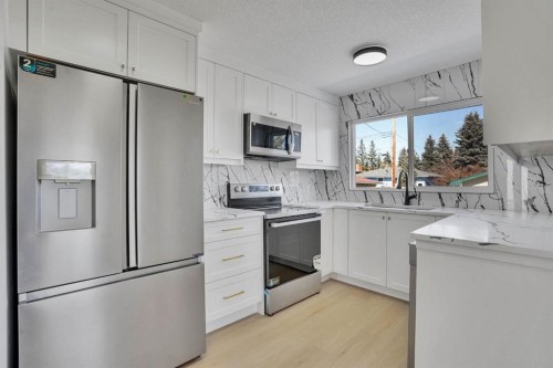 708 Sacramento Place Sw, Calgary, AB - Indoor Photo Showing Kitchen