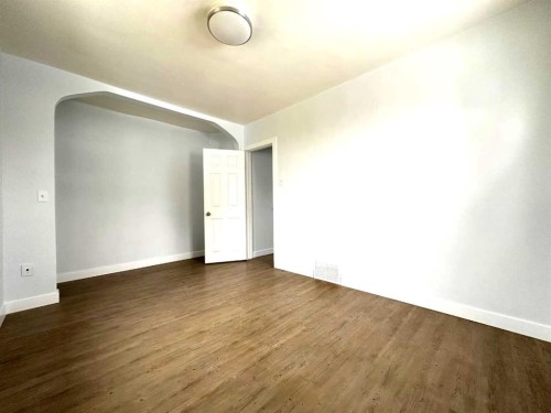 1101 22 Avenue Nw, Calgary, AB - Indoor Photo Showing Other Room