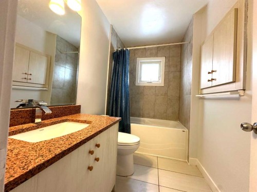 1101 22 Avenue Nw, Calgary, AB - Indoor Photo Showing Bathroom