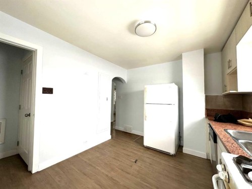 1101 22 Avenue Nw, Calgary, AB - Indoor Photo Showing Kitchen With Double Sink