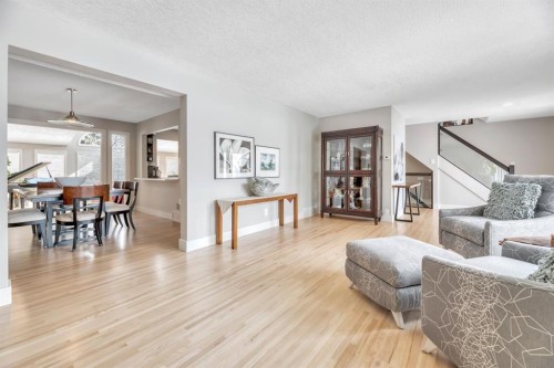 788 Parkridge Drive Se, Calgary, AB - Indoor Photo Showing Living Room