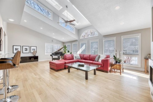 788 Parkridge Drive Se, Calgary, AB - Indoor Photo Showing Living Room