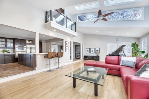 788 Parkridge Drive Se, Calgary, AB - Indoor Photo Showing Living Room