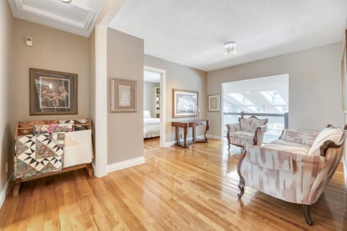 788 Parkridge Drive Se, Calgary, AB - Indoor Photo Showing Living Room