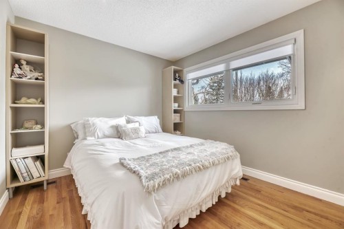 788 Parkridge Drive Se, Calgary, AB - Indoor Photo Showing Bedroom