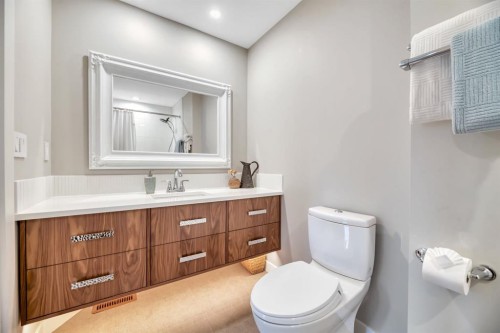 788 Parkridge Drive Se, Calgary, AB - Indoor Photo Showing Bathroom
