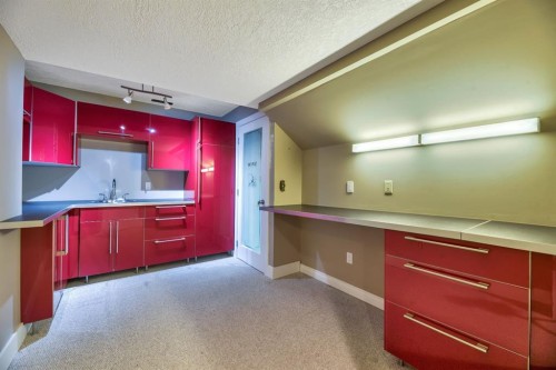 788 Parkridge Drive Se, Calgary, AB - Indoor Photo Showing Kitchen With Double Sink