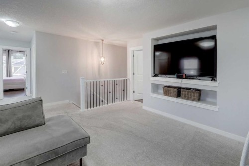 213 Kingsmere Cove Se, Airdrie, AB - Indoor Photo Showing Living Room