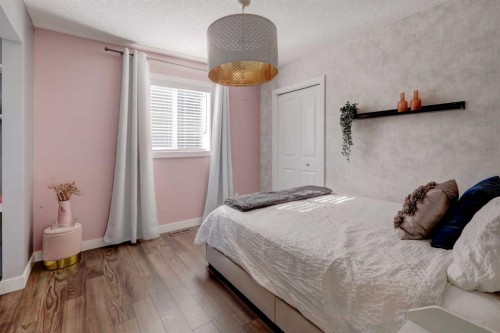 213 Kingsmere Cove Se, Airdrie, AB - Indoor Photo Showing Bedroom