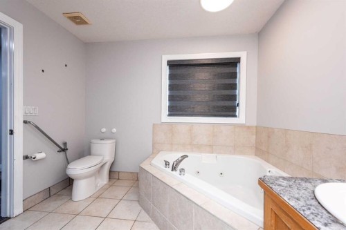 192 Cove Rise Rise, Chestermere, AB - Indoor Photo Showing Bathroom