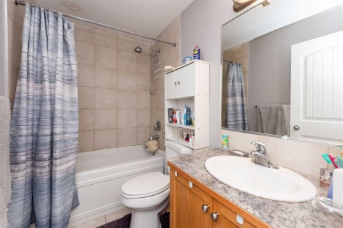192 Cove Rise Rise, Chestermere, AB - Indoor Photo Showing Bathroom