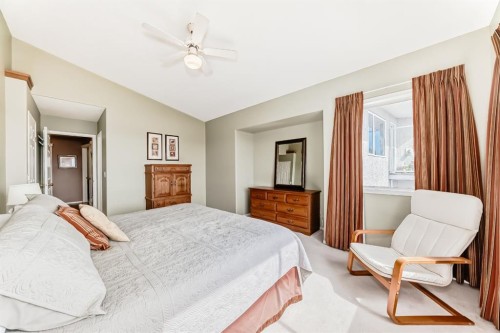 14 Headlands Close, Cochrane, AB - Indoor Photo Showing Bedroom