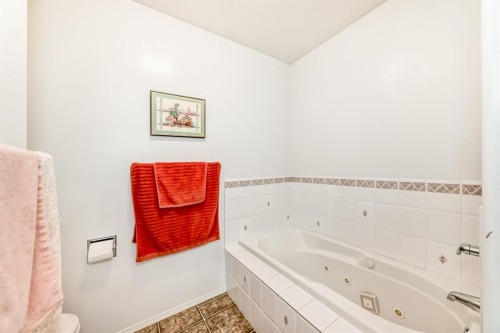 14 Headlands Close, Cochrane, AB - Indoor Photo Showing Bathroom