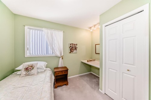 14 Headlands Close, Cochrane, AB - Indoor Photo Showing Bedroom