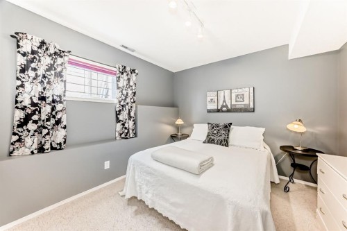14 Headlands Close, Cochrane, AB - Indoor Photo Showing Bedroom