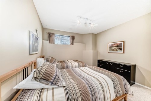 14 Headlands Close, Cochrane, AB - Indoor Photo Showing Bedroom