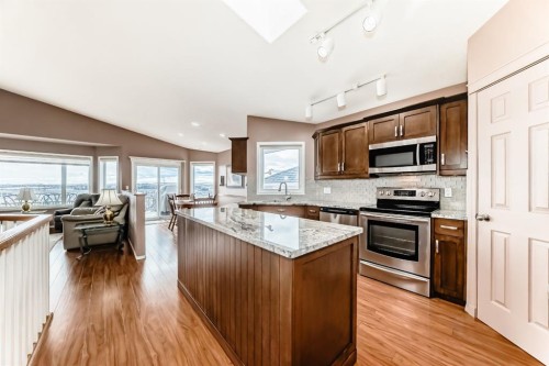 14 Headlands Close, Cochrane, AB - Indoor Photo Showing Kitchen