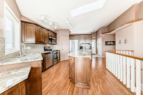 14 Headlands Close, Cochrane, AB - Indoor Photo Showing Kitchen