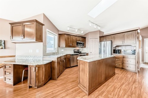 14 Headlands Close, Cochrane, AB - Indoor Photo Showing Kitchen