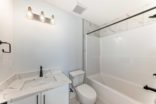 69 Lakes Estates Circle, Strathmore, AB - Indoor Photo Showing Bathroom