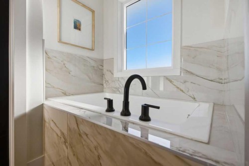 105 Heritage Boulevard, Cochrane, AB - Indoor Photo Showing Bathroom