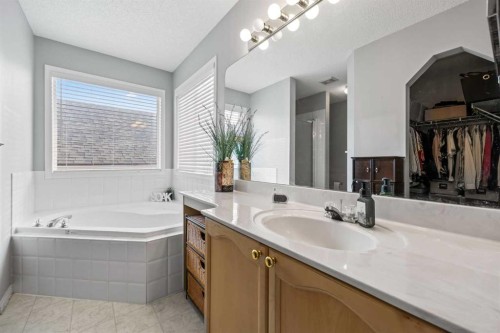 465 Panamount Boulevard Nw, Calgary, AB - Indoor Photo Showing Bathroom