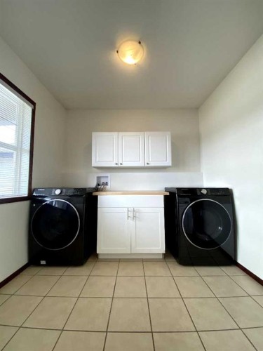45 Lyons Close, Red Deer, AB - Indoor Photo Showing Laundry Room