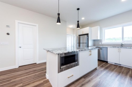 671 Wolf Willow Boulevard Se, Calgary, AB - Indoor Photo Showing Kitchen With Stainless Steel Kitchen With Upgraded Kitchen