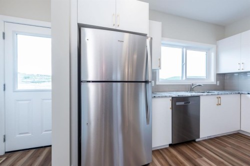671 Wolf Willow Boulevard Se, Calgary, AB - Indoor Photo Showing Kitchen With Stainless Steel Kitchen