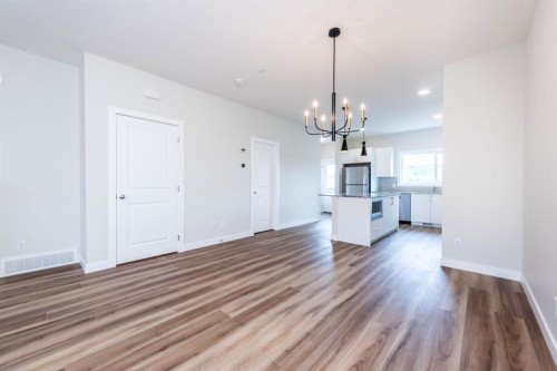 671 Wolf Willow Boulevard Se, Calgary, AB - Indoor Photo Showing Kitchen