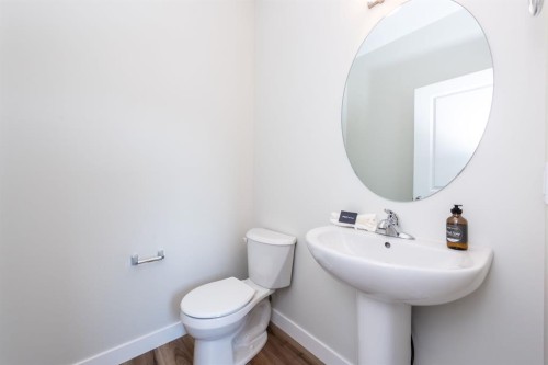 671 Wolf Willow Boulevard Se, Calgary, AB - Indoor Photo Showing Bathroom