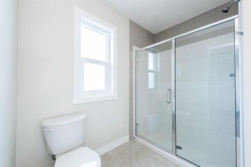 671 Wolf Willow Boulevard Se, Calgary, AB - Indoor Photo Showing Bathroom
