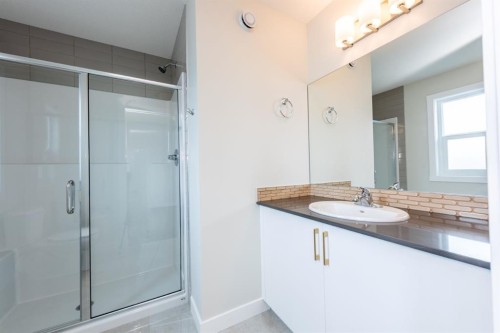 671 Wolf Willow Boulevard Se, Calgary, AB - Indoor Photo Showing Bathroom
