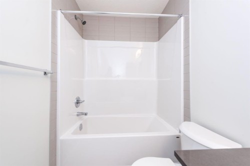 671 Wolf Willow Boulevard Se, Calgary, AB - Indoor Photo Showing Bathroom