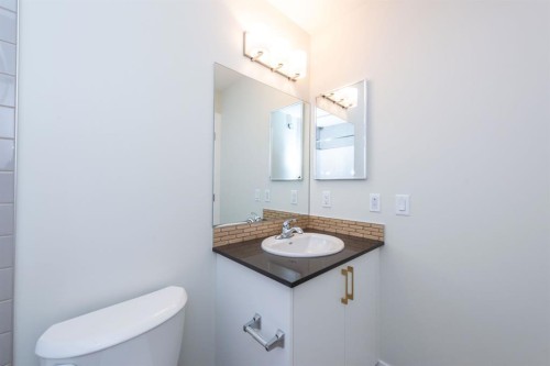 671 Wolf Willow Boulevard Se, Calgary, AB - Indoor Photo Showing Bathroom