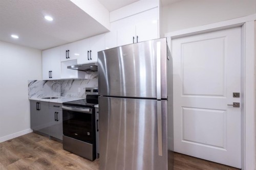671 Wolf Willow Boulevard Se, Calgary, AB - Indoor Photo Showing Kitchen With Stainless Steel Kitchen