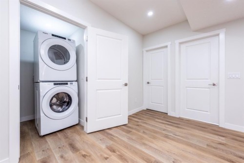 671 Wolf Willow Boulevard Se, Calgary, AB - Indoor Photo Showing Laundry Room