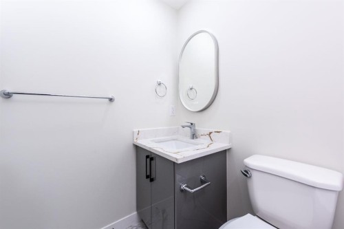 671 Wolf Willow Boulevard Se, Calgary, AB - Indoor Photo Showing Bathroom