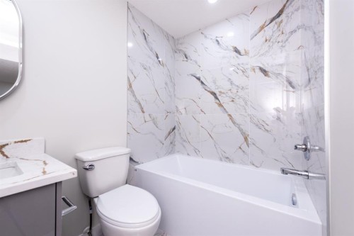 671 Wolf Willow Boulevard Se, Calgary, AB - Indoor Photo Showing Bathroom