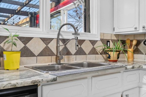 928 Pinecliff Drive Ne, Calgary, AB - Indoor Photo Showing Kitchen With Double Sink