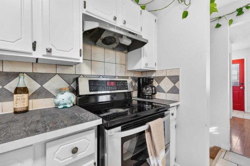 928 Pinecliff Drive Ne, Calgary, AB - Indoor Photo Showing Kitchen