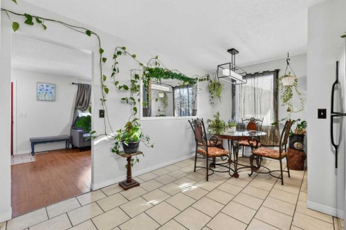 928 Pinecliff Drive Ne, Calgary, AB - Indoor Photo Showing Dining Room