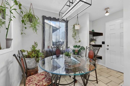 928 Pinecliff Drive Ne, Calgary, AB - Indoor Photo Showing Dining Room
