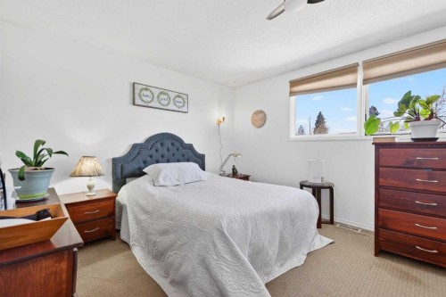 928 Pinecliff Drive Ne, Calgary, AB - Indoor Photo Showing Bedroom