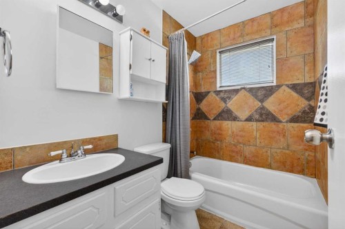 928 Pinecliff Drive Ne, Calgary, AB - Indoor Photo Showing Bathroom