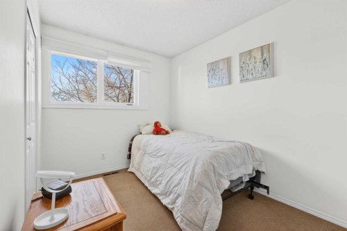 928 Pinecliff Drive Ne, Calgary, AB - Indoor Photo Showing Bedroom
