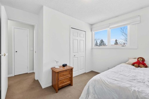 928 Pinecliff Drive Ne, Calgary, AB - Indoor Photo Showing Bedroom