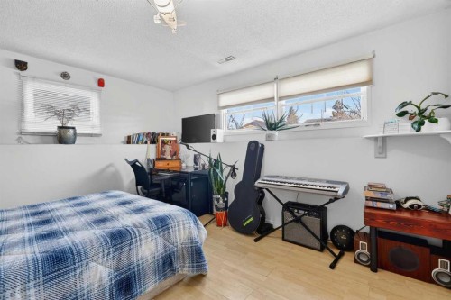 928 Pinecliff Drive Ne, Calgary, AB - Indoor Photo Showing Bedroom
