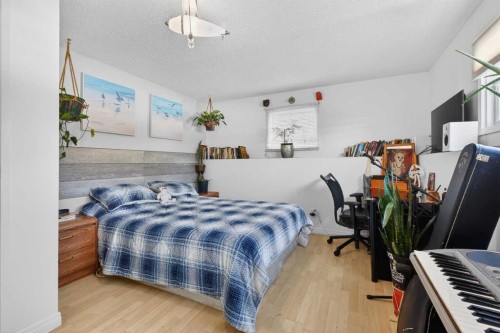 928 Pinecliff Drive Ne, Calgary, AB - Indoor Photo Showing Bedroom
