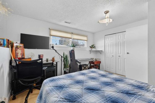 928 Pinecliff Drive Ne, Calgary, AB - Indoor Photo Showing Bedroom